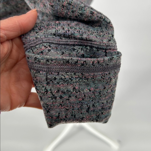 Lululemon Size 6 Heathered Gray Long Sleeve Thumbhole Zip Pocket Top - Picture 8 of 12